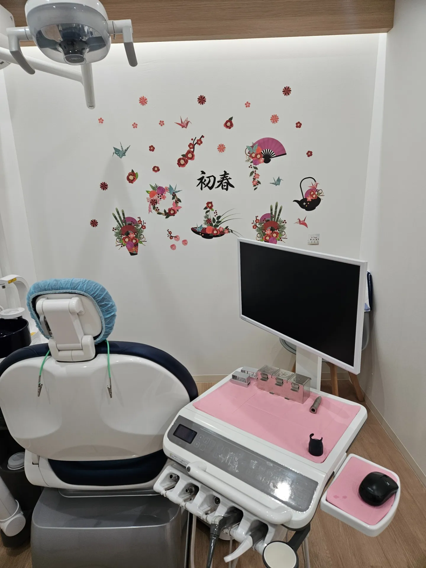 季節によって変わる診療室のウォール